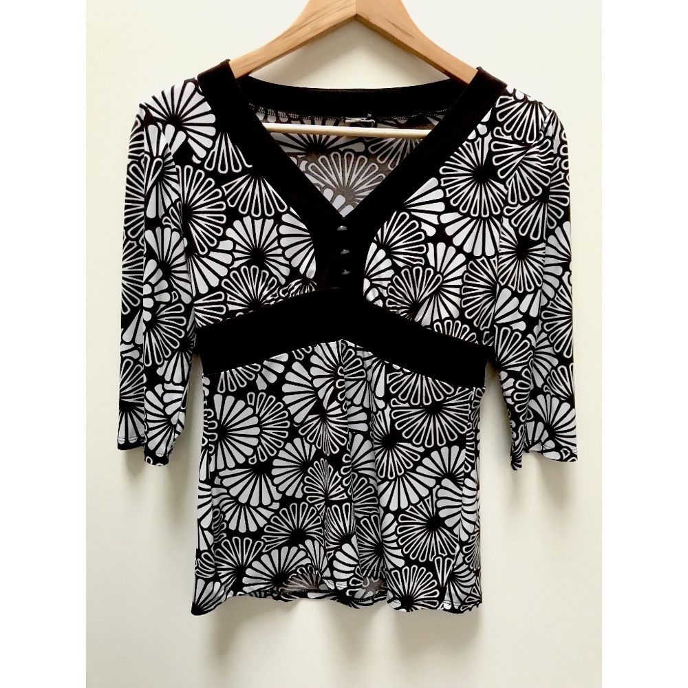 Maurices Floral V-Neck 3/4 Sleeve Top